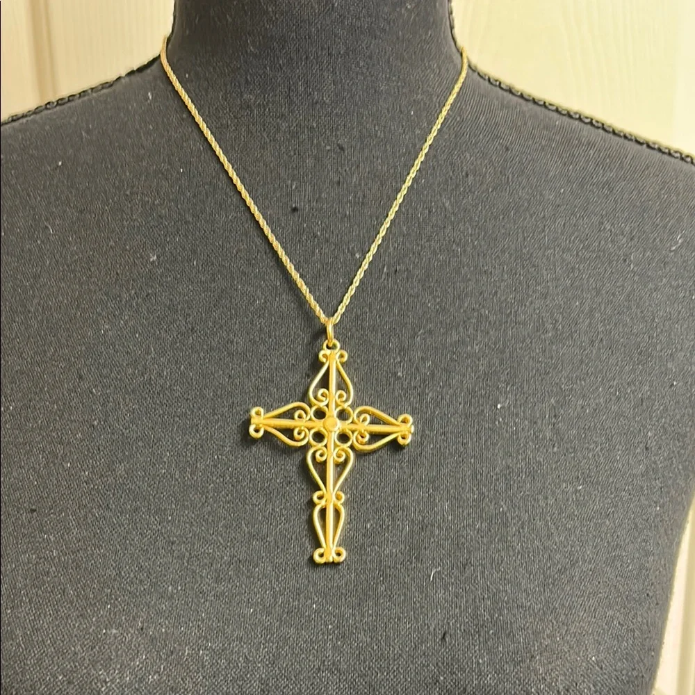 Necklace Elegant Gold Cross Pendant Necklace, 18” Excellent Condition
